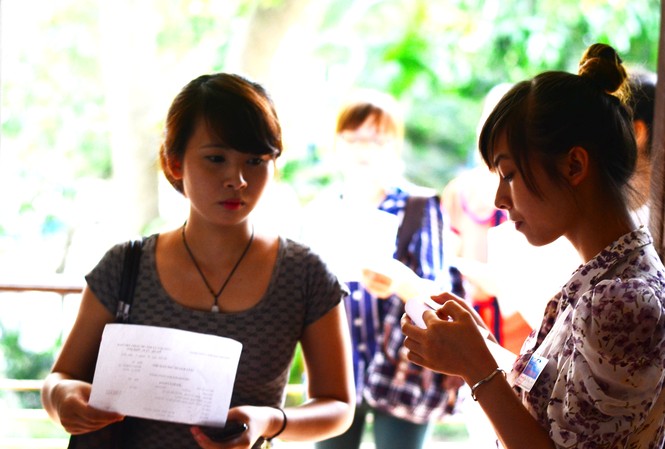 Sĩ tử hồi hộp trước giờ G Giám thị gọi thí sinh vào làm thủ tục dự thi đợt 2 tại trường ĐH Công đoàn