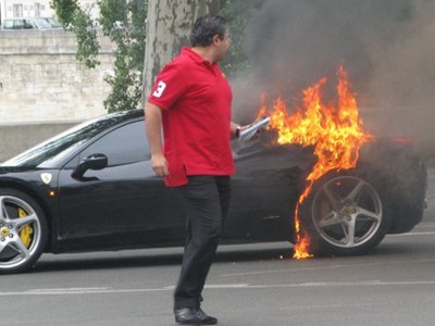 Siêu xe Ferrari 458 Italia phát hỏa tại Paris Siêu xe Ferrari 458 Italia phát hỏa tại Paris
