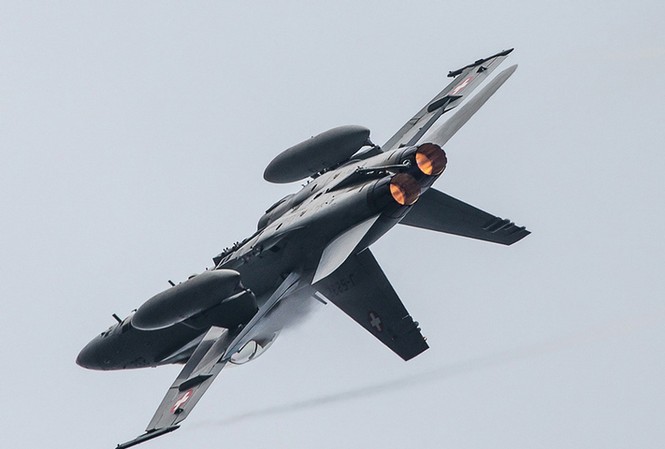 Xem ‘Ong bắp cày’ F-18 Thụy Sĩ xé gió, phô diễn sức mạnh Xem ‘Ong bắp cày’ F-18 Thụy Sĩ xé gió, phô diễn sức mạnh