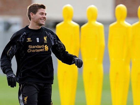 Thủ quân Liverpool bị côn đồ tấn công giữa phố Thủ quân Liverpool bị côn đồ tấn công giữa phố