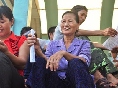 Bà 70 tuổi đưa cháu đi thi Đại học Bà 70 tuổi đưa cháu đi thi Đại học
