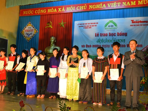 Tiếp sức cho những tấm gương hiếu học Tiếp sức cho những tấm gương hiếu học