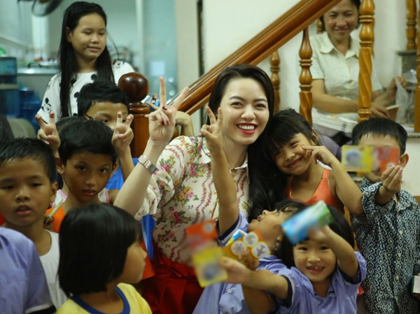 Vũ Hoàng Điệp giản dị đi từ thiện đêm Giáng sinh Vũ Hoàng Điệp giản dị đi từ thiện đêm Giáng sinh