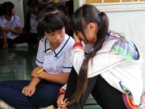 Teen khóc ngất bên 7 người bạn xấu số Teen khóc ngất bên 7 người bạn xấu số
