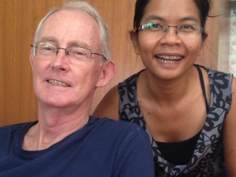 Hải quân Thái Lan kiện phóng viên vì bài báo 'buôn người' Hai phóng viên Alan Morison, cựu binh người Úc (bên trái) và Chutima Sidasathian của Phuketwan bị Hải quân Hoàng gia Thái Lan kiện