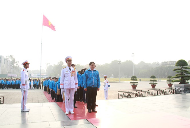 Đại biểu Sinh viên báo công dâng Bác Đại biểu Sinh viên báo công dâng Bác