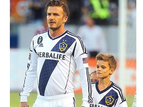 Cha con David Beckham ra sân mừng sinh nhật Cha con David Beckham ra sân mừng sinh nhật