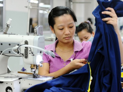 Tốt nghiệp đại học, về quê làm công nhân Tốt nghiệp đại học, về quê làm công nhân