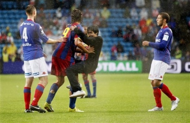 Cổ động viên xuống sân ... ôm Zlatan Ibrahimovic Cổ động viên xuống sân ... ôm Zlatan Ibrahimovic