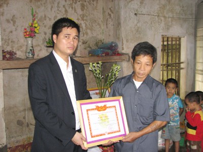 Truy tặng Bằng khen cho thanh niên dũng cảm bắt cướp Truy tặng Bằng khen cho thanh niên dũng cảm bắt cướp
