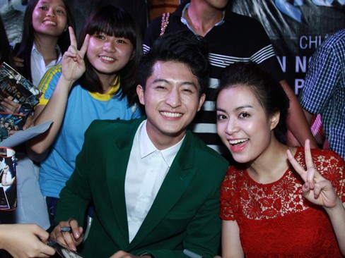 Hoàng Thùy Linh sánh đôi Harry Lu khiến fans 'phát sốt' Hoàng Thùy Linh sánh đôi Harry Lu khiến fans 'phát sốt'