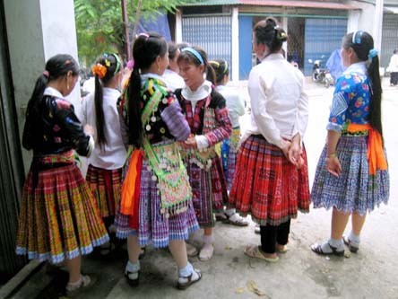 Thiếu nữ Mông may áo váy đi chơi Tết Thiếu nữ Mông may áo váy đi chơi Tết