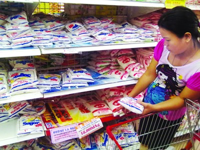 Dân buôn 'săn' hàng bình ổn Đường - một trong những mặt hàng bình ổn giá, mặc dù chỉ bán 2 kg/người nhưng một số dân buôn vẫn tìm cách mua gom
(tại cửa hàng bình ổn giá ở TPHCM) Ảnh: Nguyễn Hiền