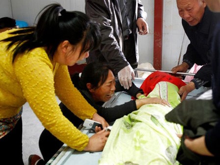 Hiệu trưởng dùng thuốc chuột đầu độc 2 bé gái Hiệu trưởng dùng thuốc chuột đầu độc 2 bé gái