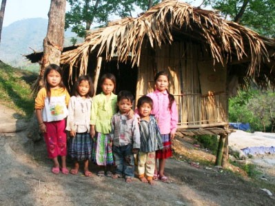 Cô bé 11 tuổi nuôi 5 em nhỏ ăn học Cô bé 11 tuổi nuôi 5 em nhỏ ăn học