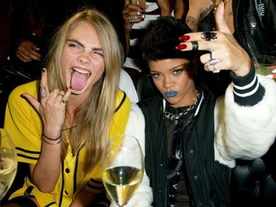 Rihanna ‘nổi loạn’ với áo xuyên thấu và môi xanh lét Rihanna ‘nổi loạn’ với áo xuyên thấu và môi xanh lét