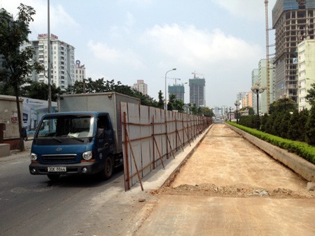 Hà Nội bóc đường nhựa, làm đường bê tông cho bus nhanh Hà Nội bóc đường nhựa, làm đường bê tông cho bus nhanh