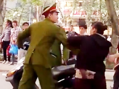 Chuyển công tác Công an phường đẩy ngã cô gái Chuyển công tác Công an phường đẩy ngã cô gái