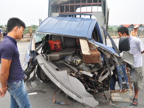 Xe tải đấu đầu xe buýt, hai người nguy kịch Xe tải đấu đầu xe buýt, hai người nguy kịch