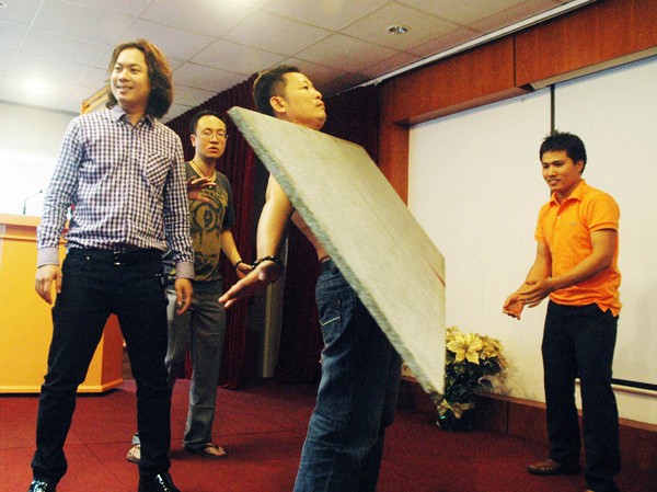 Khi trường đại học đào tạo… 'người nam châm' Trình diễn khả năng hút đá bằng cảm xạ. Ảnh: T.N.A