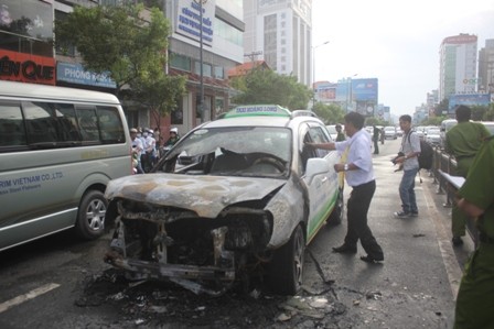 Taxi chở khách bỗng bùng cháy dữ dội Taxi chở khách bỗng bùng cháy dữ dội