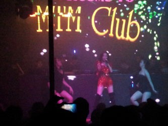 Vào quán bar xem múa cột Vào quán bar xem múa cột