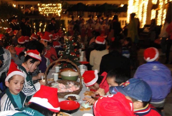 Noel đến sớm với làng trẻ em Hòa Bình Noel đến sớm với làng trẻ em Hòa Bình
