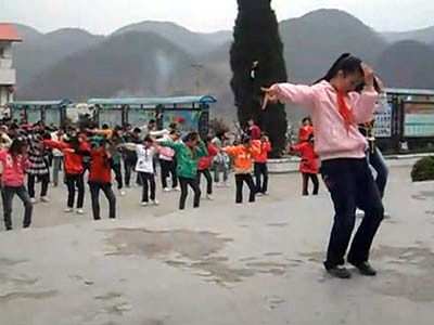 Hơn 700 học sinh tiểu học nhảy nhạc Michael Jackson Hơn 700 học sinh tiểu học nhảy nhạc Michael Jackson