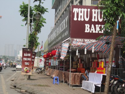 Loạn quầy bánh trung thu chiếm vỉa hè Loạn quầy bánh trung thu chiếm vỉa hè