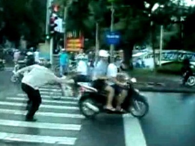 Ông Tây điều khiển giao thông ở thủ đô Ông Tây điều khiển giao thông ở thủ đô