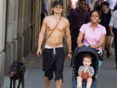 Orlando Bloom để ngực trần đi dạo cùng con Orlando Bloom để ngực trần đi dạo cùng con