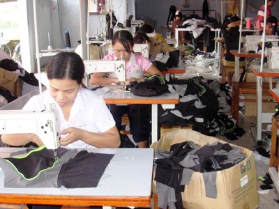 Đồng ý giảm thuế thu nhập DN xuống 22% Nhiều DN ngành dệt may khốn đốn trong bối cảnh hiện nay ảnh: Nguyễn Huy