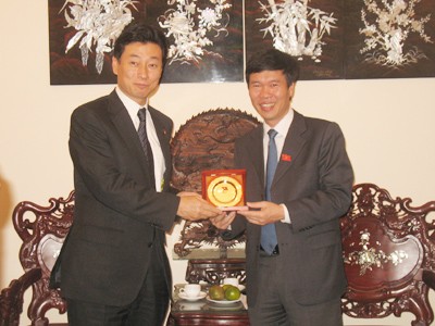 Bí thư thứ nhất T.Ư Đoàn tiếp Hạ nghị sỹ Nhật Bản Anh Võ Văn Thưởng tặng quà lưu niệm cho ông Nishimura
