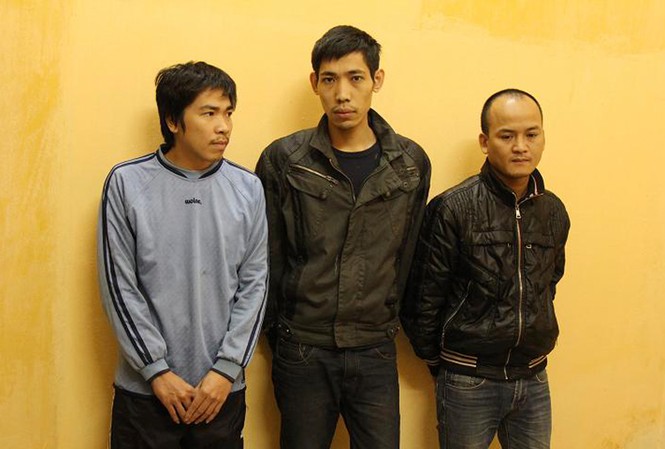 Bắt hai sinh viên ĐH Kinh tế Quốc dân cá độ bóng đá Thứ tự từ trái sang phải: Đỗ Đức Minh, Nguyễn Đức Tâm, Trần Ngọc Tuấn