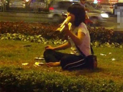 Teen nữ 'bắn' thuốc lào liên hồi giữa Ngã Tư Sở Teen nữ 'bắn' thuốc lào liên hồi giữa Ngã Tư Sở