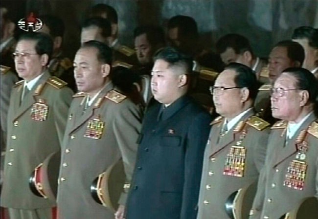 Người chú bí ẩn của Kim Jong Un Ông Jang Song-thaek (thứ hai từ trái sang) xuất hiện lần đầu trong bộ quân phục ngày 24-12