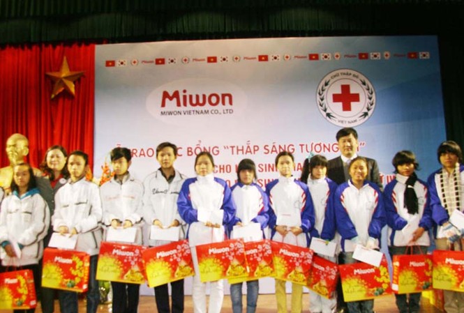Trao học bổng cho 182 học sinh khuyết tật Trao học bổng cho 182 học sinh khuyết tật