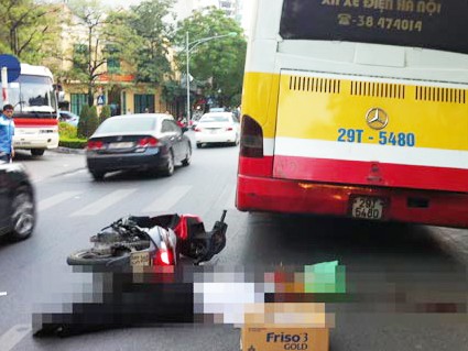 Một thanh niên bị xe buýt cán chết trên phố Hiện trường vụ tai nạn