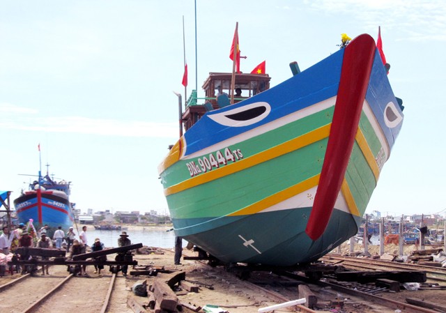 Khuyến khích ngư dân ra Hoàng Sa làm dịch vụ Tàu ĐNa 90444 TS - tàu dịch vụ Hoàng Sa hạ thủy
Ảnh: Nam Cường