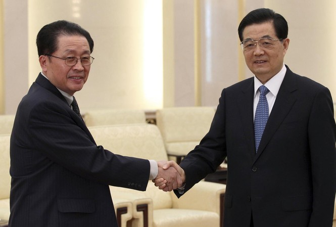 Chú Kim Jong Un bị bắt, Trung Quốc lo ngại Ông Jang Song Thaek gặp cựu Chủ tịch Hồ Cẩm Đào trong chuyến thăm Trung Quốc năm ngoái.