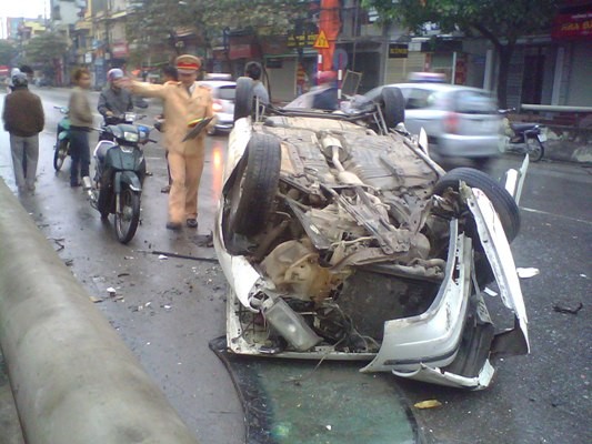 Ô tô lật ngửa, tài xế nhập viện Hiện trường vụ tai nạn