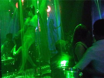Khi nam sinh viên giả gái ở các quán bar đồng tính Khi nam sinh viên giả gái ở các quán bar đồng tính