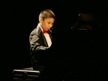 Chuyện cảm động về tài năng piano 13 tuổi Chuyện cảm động về tài năng piano 13 tuổi