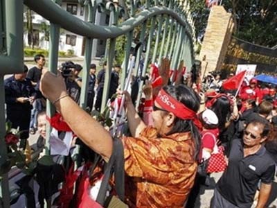 Thái Lan: 'Áo đỏ' phát động biểu tình ở Bangkok Những người Áo đỏ tụ tập bên ngoài nhà tù Remand