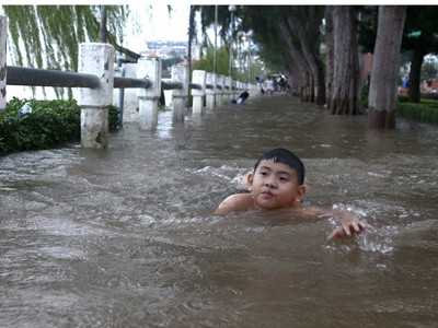 Bơi giữa phố phường Tây Đô Bơi giữa phố phường Tây Đô