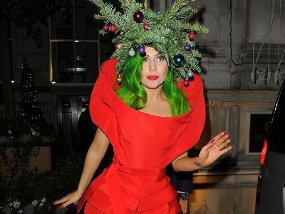 Lady Gaga gây sốc với tóc xanh lét và đầu cây thông Noel Lady Gaga gây sốc với tóc xanh lét và đầu cây thông Noel