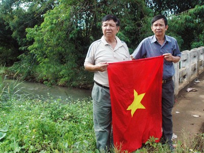 Đi tìm nơi quả bom CBU-55 rơi :Gặp nhau ở suối Nhạn Đi tìm nơi quả bom CBU-55 rơi :Gặp nhau ở suối Nhạn