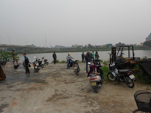 Phát hiện xác cô gái trôi sông đang phân hủy nặng Phát hiện xác cô gái trôi sông đang phân hủy nặng
