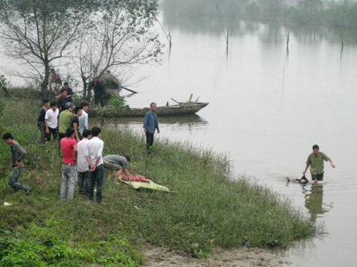 Một con bạc chết đuối khi chạy trốn công an Xác nạn nhân đang được vớt lên bờ