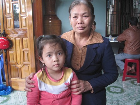 Hai cô giáo bị lũ cuốn: “Sao mẹ không về?” Hai cô giáo bị lũ cuốn: “Sao mẹ không về?”